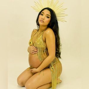 Maternity shoot gold chains